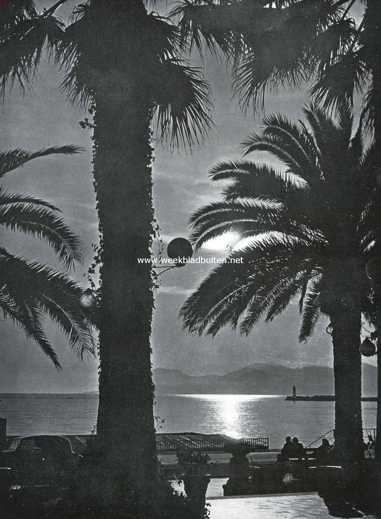 Cannes. De zon gaat onder boven de bergen van L'Estrel (bij het artikel: 