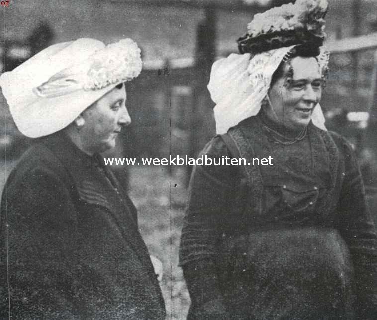 Noord-Brabantsche boerenmutsendrachten. Mutsen op de markt te Roozendaal. Bij de rechtsche muts is de invloed  van de Zeeuwsche dracht duidelijk zichtbaar