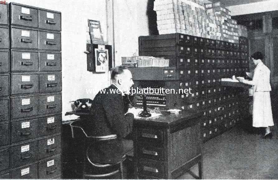 De Tail-Waggersclub en andere vereenigingen van honden. De afdeeling voro telefonische aanvragen, binnen twaalf seconden ligt de kaart van welk aangevraagd lid ook voor den telefonist