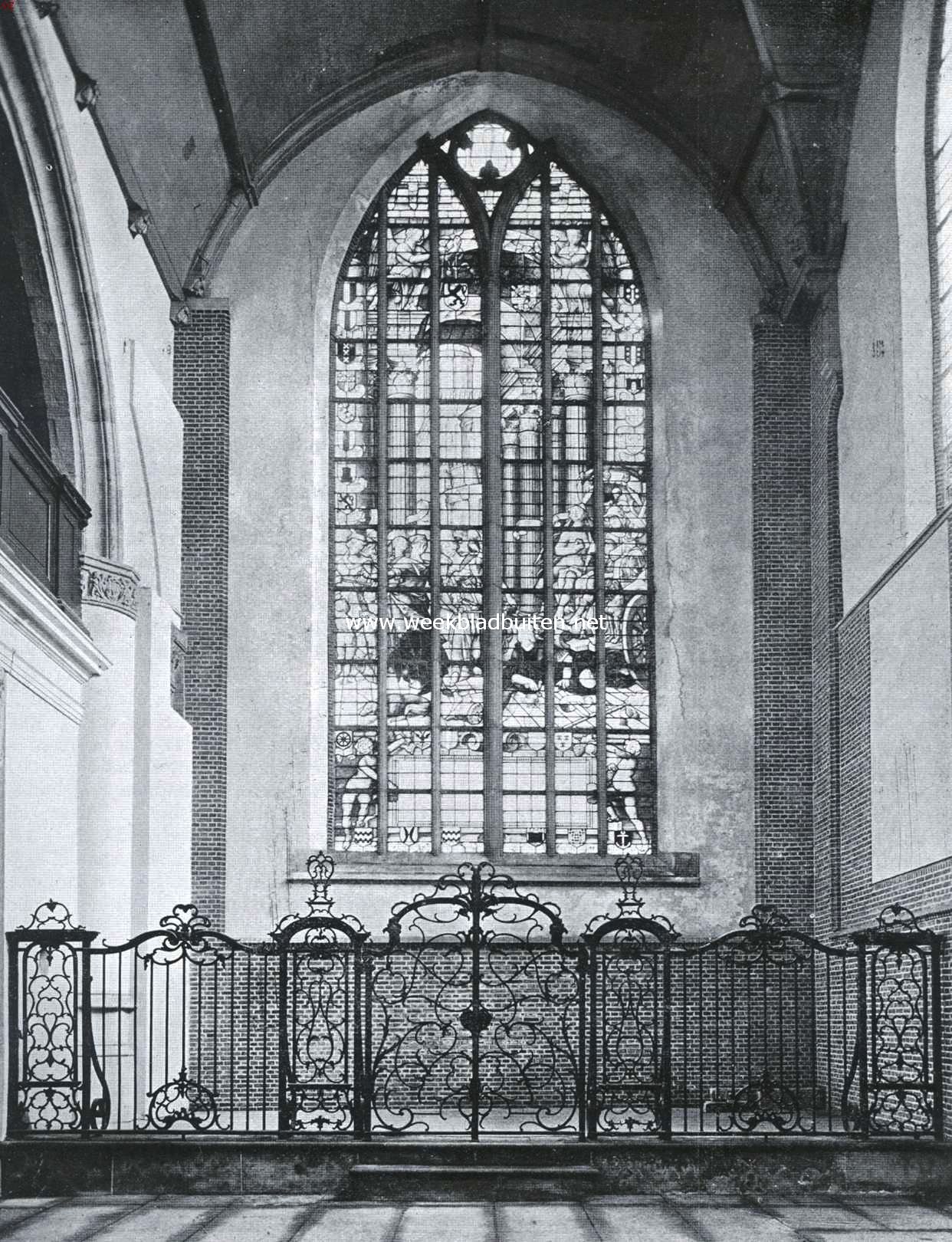 In de St. Janskerk te Gouda. De gebrandschilderde glazen stellen voor 