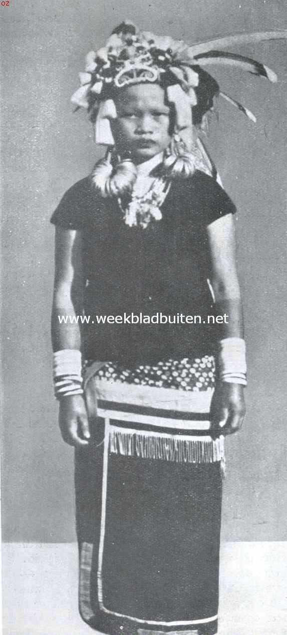 Het toilet der Apo-Kajans van Centraal Borneo. Apo-Kajan-vrouw in feestkleeding (modern)