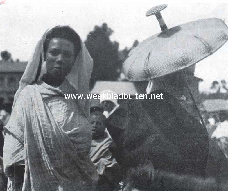 Abessini, een land van rassen en klassen. Abessinische (Amharische) schoonen op de markt te Adis-Abeba. De eene beschermt zich met een sjaal tegen de zon, de andere met een strooien parasol
