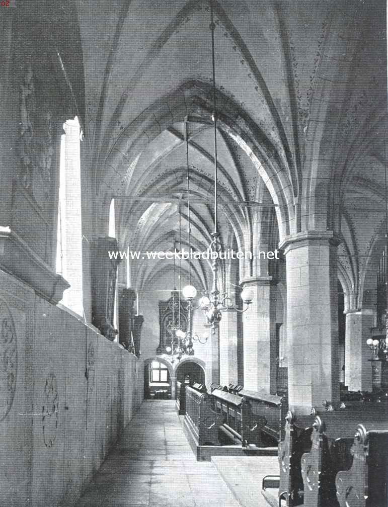 De St. Maartenskerk te Tiel. Zuidelijke beuk met oude doopkapel, tegen de wanden zerken en rouwborden