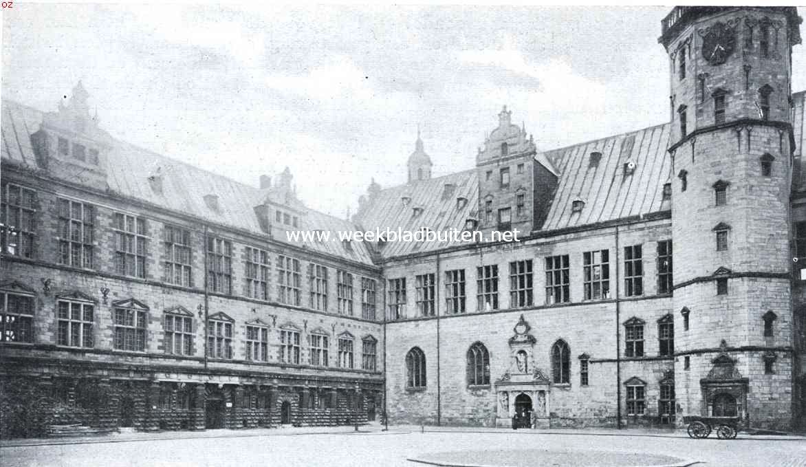 Deensche verscheidenheden. Binnenplaats van het in Nederlandsche Renaissance gebouwde kasteel Kronborg te Helsingr; links van den toren de kapel