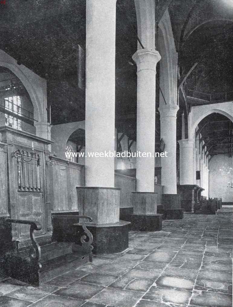 De noordelijke zijbeuk met het deurtje van het verhoogde choor in de Groote Kerk te Edam