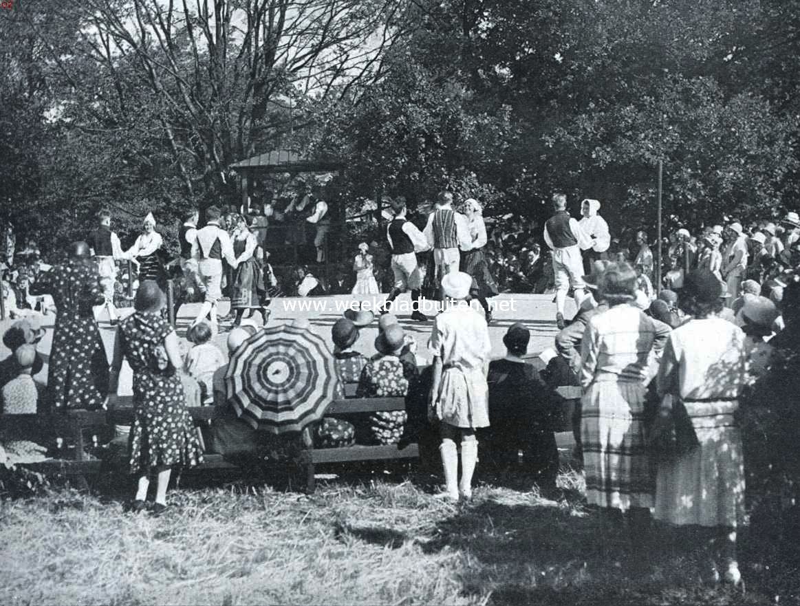 Zomer in Zweden. Volksdansen op Skansen, het openluchtmuseum te Stockholm