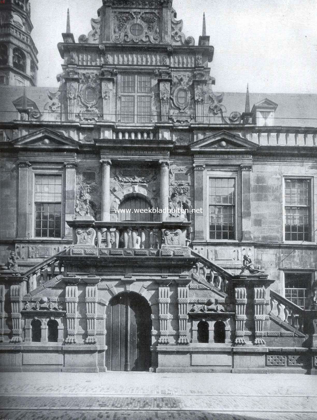 Nederlandsche stadhuizen. Stoepgedeelte van het in februari 1929 afgebrande Leidsche Stadhuis