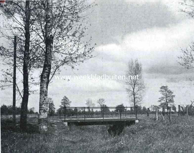 Brug over gekanaliseerde beek in Limburg