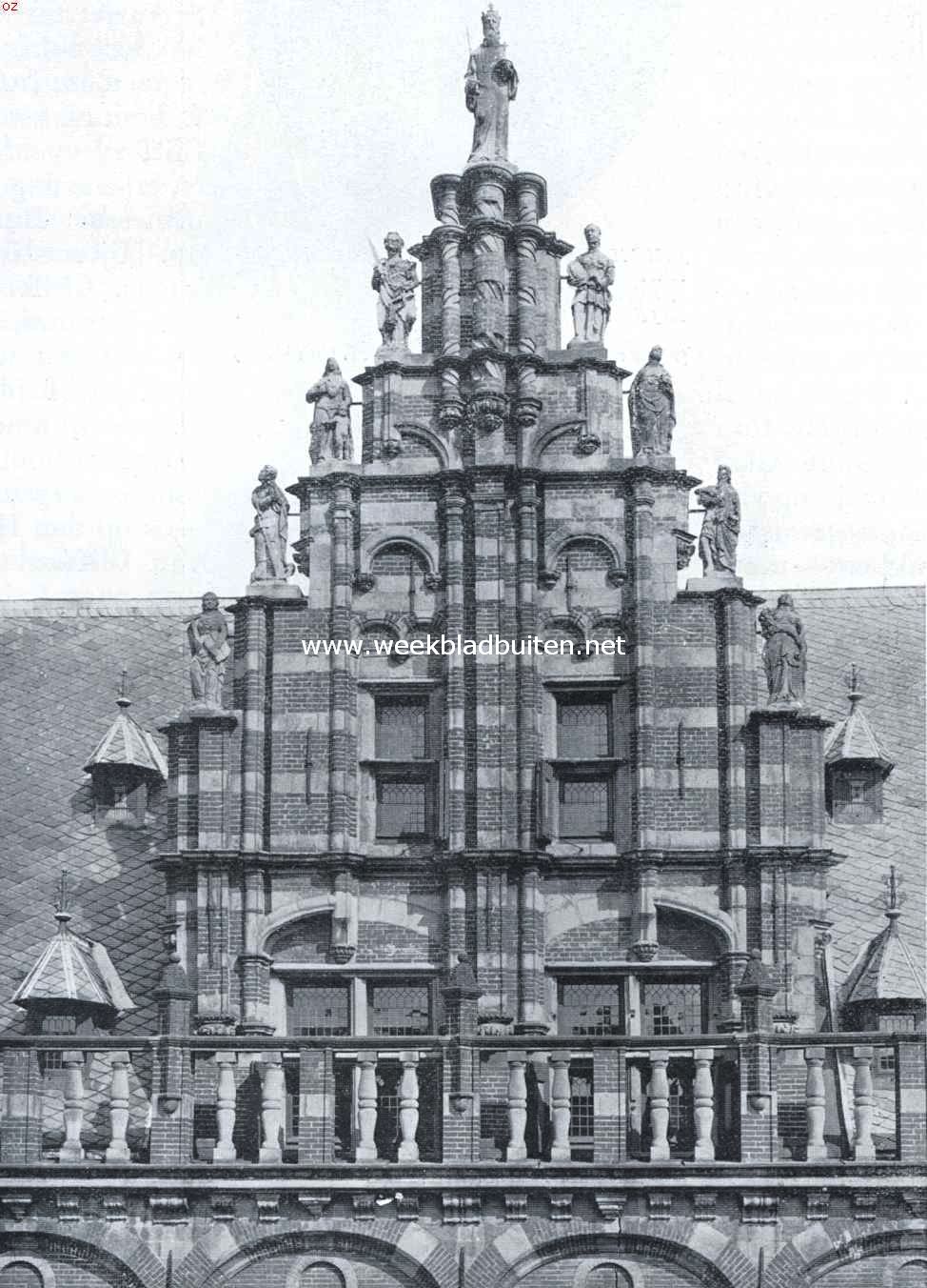 Bij het vijfhonderdjarig jubileum van Leeuwarden. Geveltop van de Kanselarij te Leeuwarden
