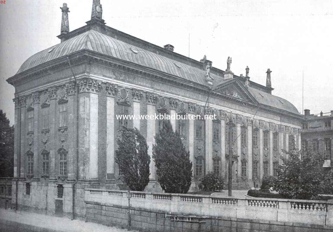 Riddarhuset, het paleis van den adel, het mooiste 17e eeuwsche gebouw te Stockholm, werd uitgevoerd naar de plannen van Simon de la Valle. In den standentijd waren hier de vergaderingen van de adel, die nu om de drie jaar hier nog bijeenkomt