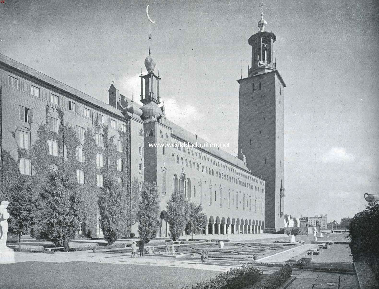 Stockholm. Zijgevel en tuin van het Stadhuis te Stockholm