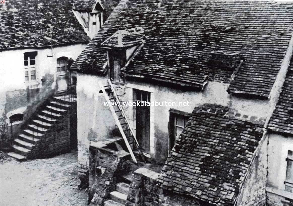 De blauwe vallei van de Creuze. Het gehucht St. Ooi aan de Bouzanne met de trappen buiten de huizen