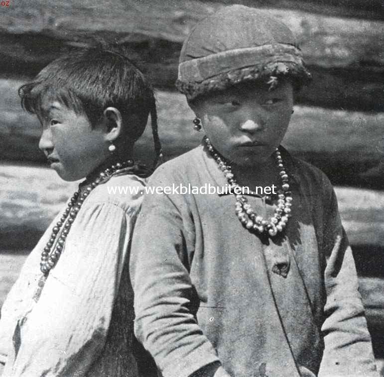 Bij de primitieve volkeren van Russisch-Azi. Oirotenkinderen uit het Altai-gebergte