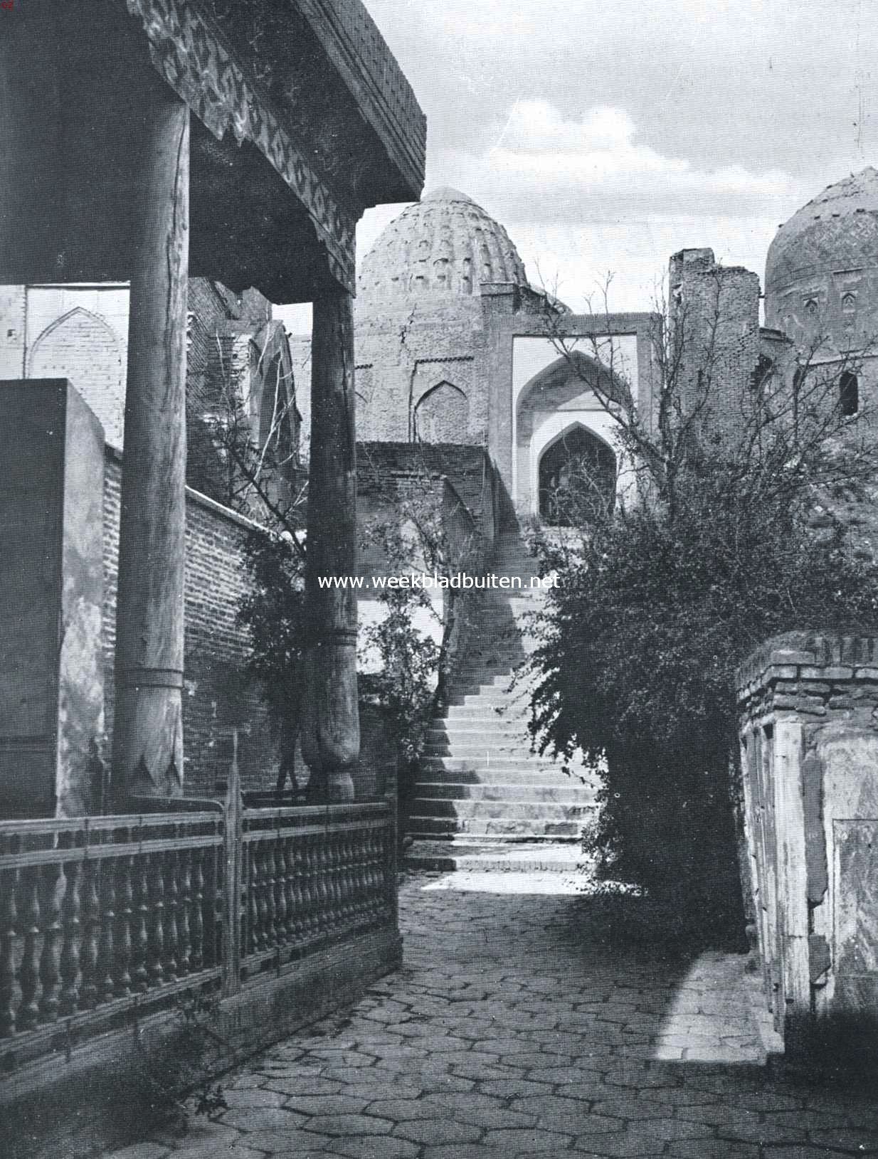 De Straat der Graven bij Samarkand in Turkestan