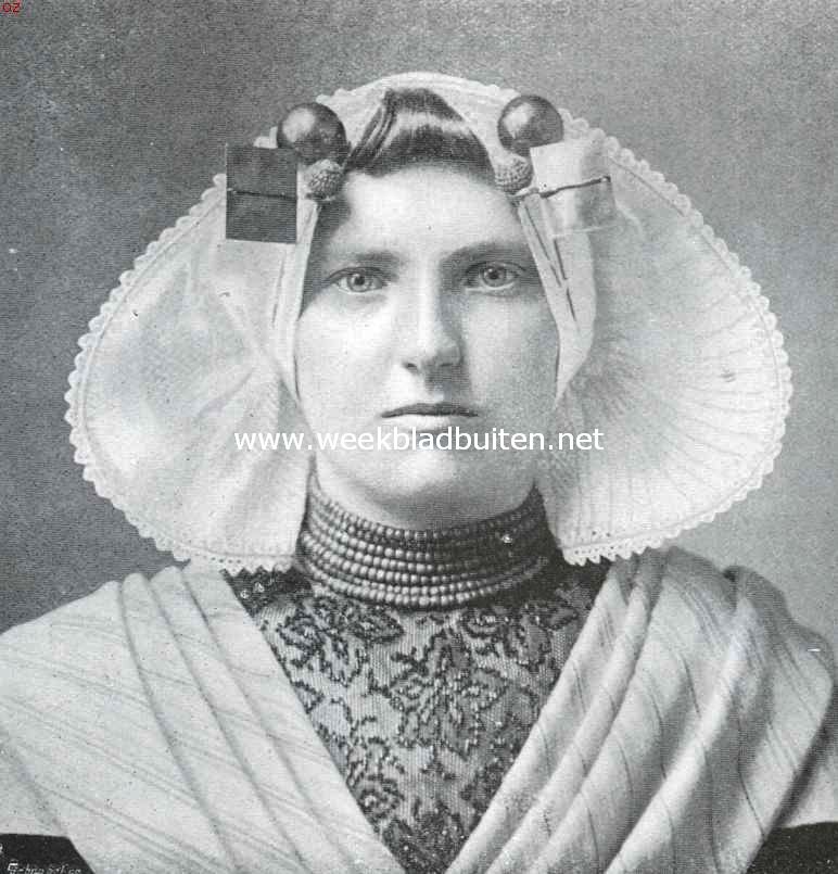 De Bevelanden. Ouderwetsche Zuid-Bevelandsche muts met groote ballen en balspelden