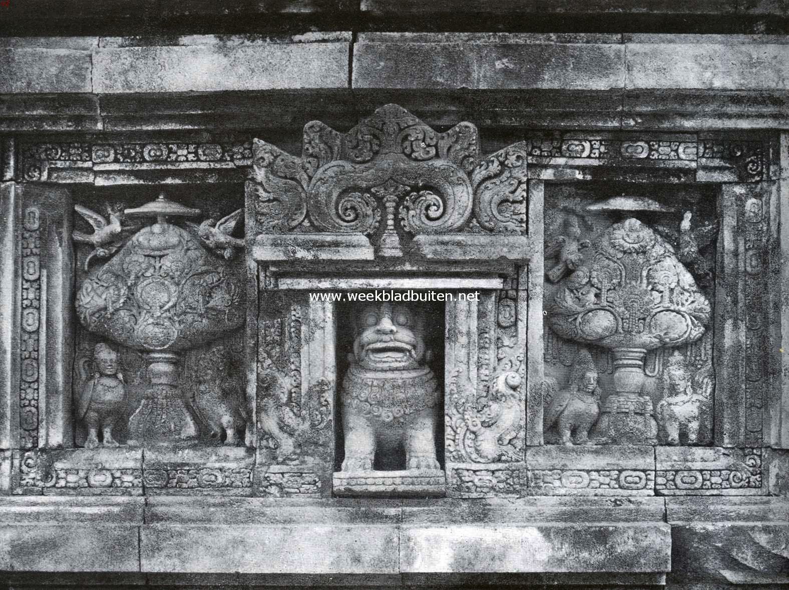 Tempelschoonheid in Java. Versiering aan den buitenwand van den Shiwatempel, behoorend tot het tempelcomplex van Prambanan