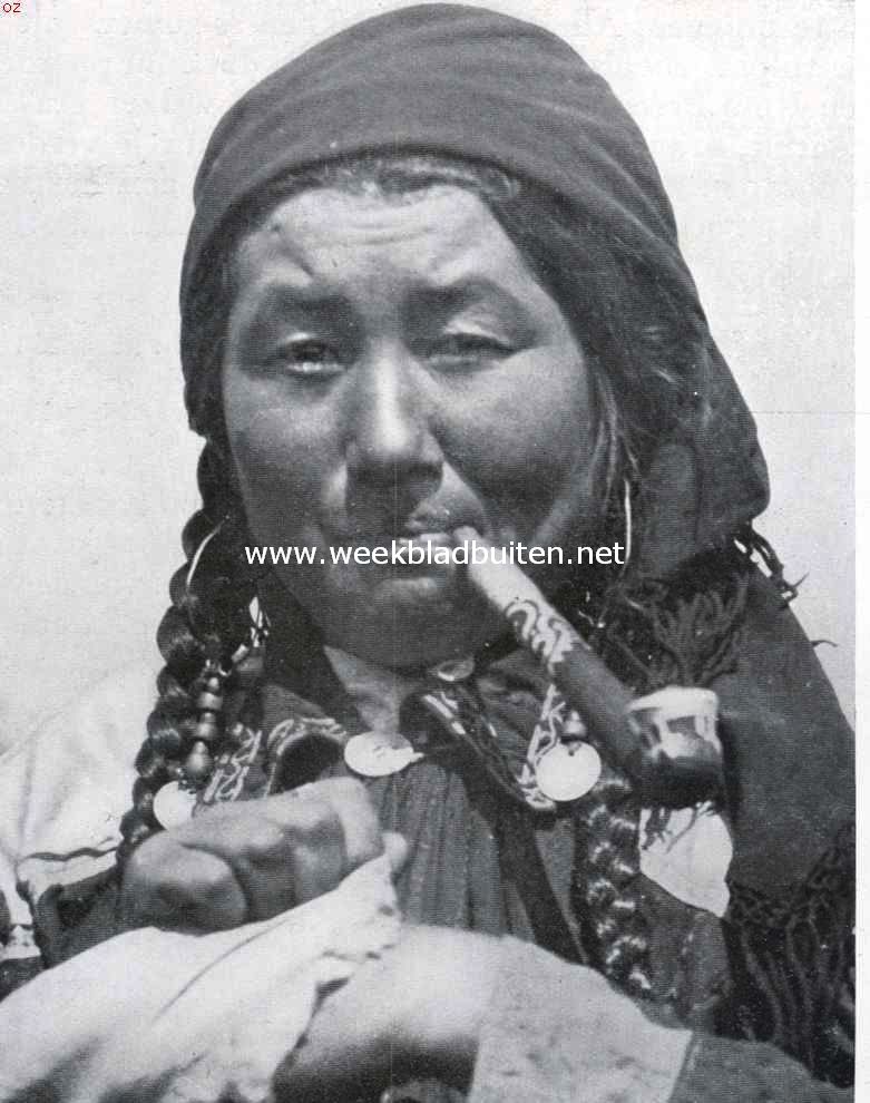 Bij de primitieve volkeren van Russisch-Azi. Vrouw van den Chakassenstam