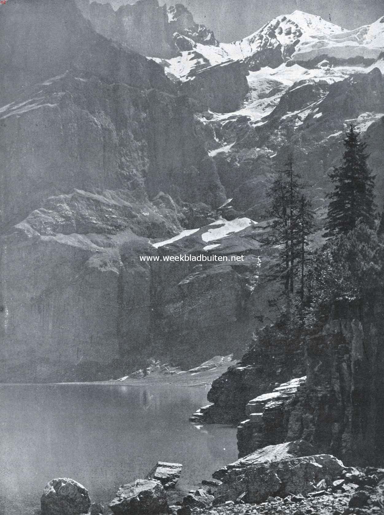 De Oeschinensee aan den voet van den Blmlisalp bij Kandersteg in de Berneralpen