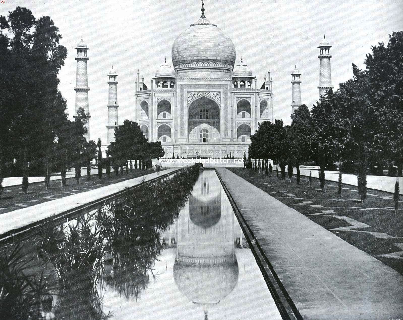 Indische vorstinnen. De Tadzj Mahal te Agra. Achter de deur, die men in het midden open ziet, bevindt zich het grafmonument op nevenstaande afbeelding