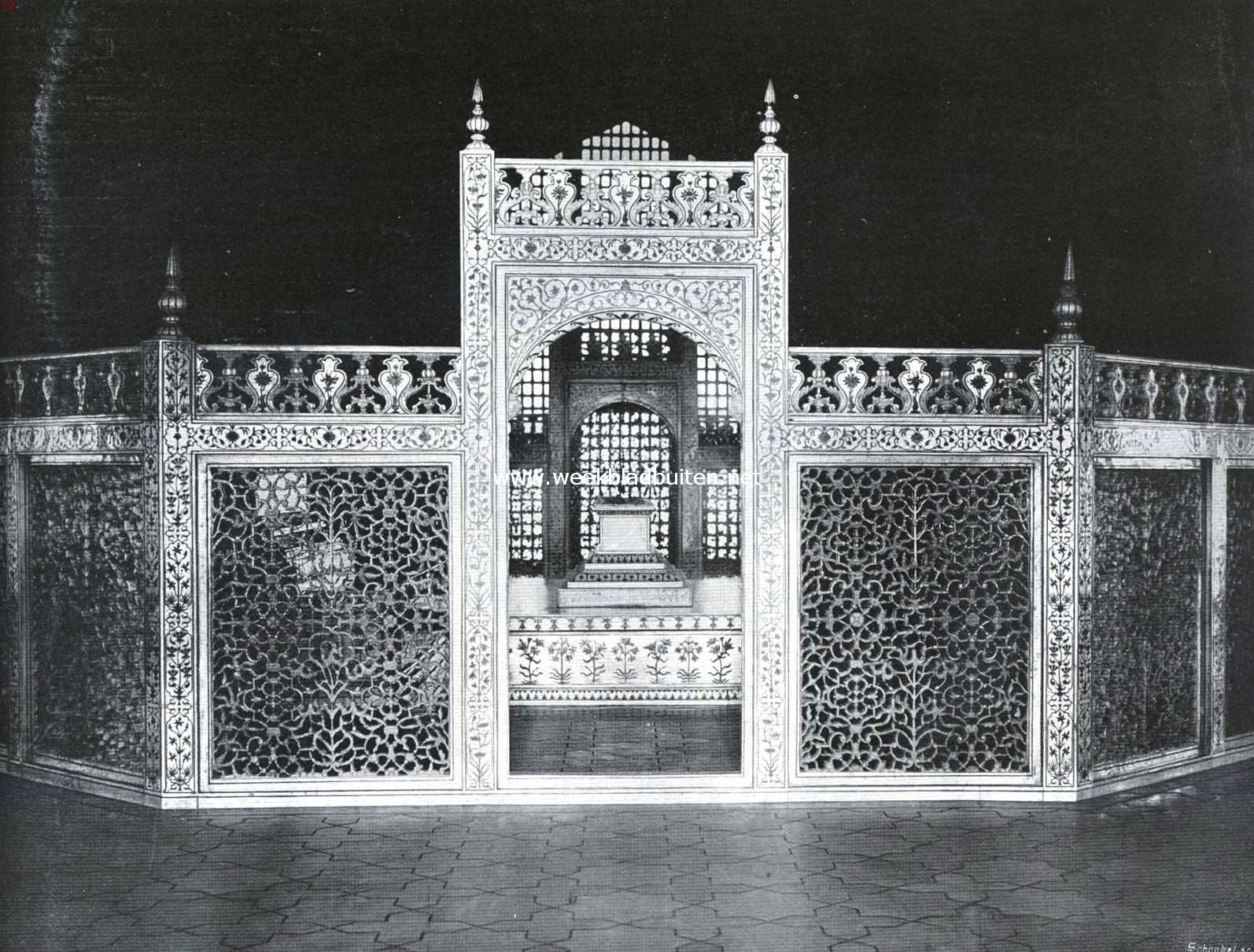 Indische vorstinnen. De (schijn)graftomben van Shahzjehn en zijn gemalin Moemtaz-I-Mahal in den domkoepel van den Tadzj Mahal. De tomben zijn van wit marmer, ingelegd met bloemfestoenen in mozaiek van half-edelgesteenten en omsloten door een hekwerk, eveneens van wit marmer. Ook het lijstwerk hiervan is met uiterst fijn mozaiek van half-edelgesteenten ingelegd. De tombe van den keizer is links door het hek heen zichtbaar. De 