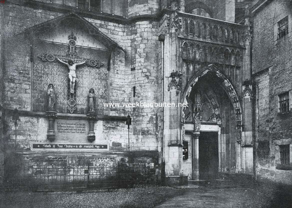 Een plaats van historische beteekenis: Meerssen. Gedeelte van den noordelijken gevel der St. Bartholomeskerk, met kruisigingsgroep en portaal, te Meerssen