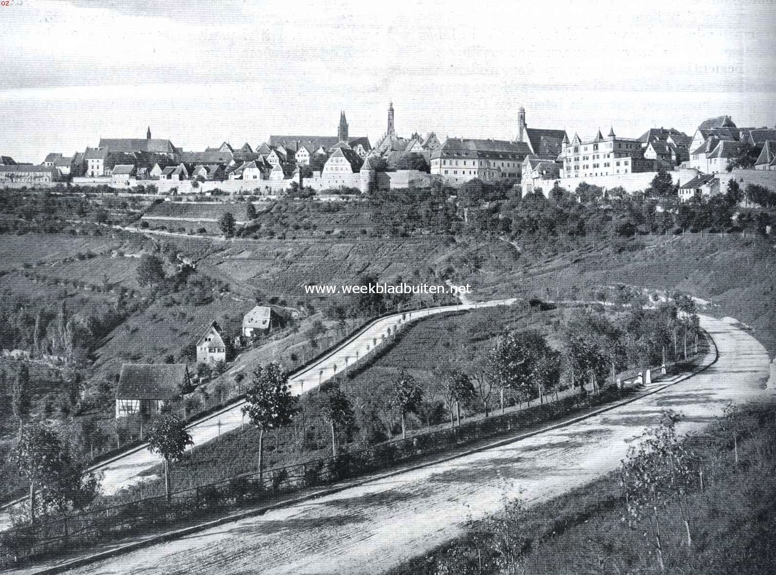 Rothenburg ob der Tauber. Gezicht op Rothenburg bij de Kobolzellerpoort