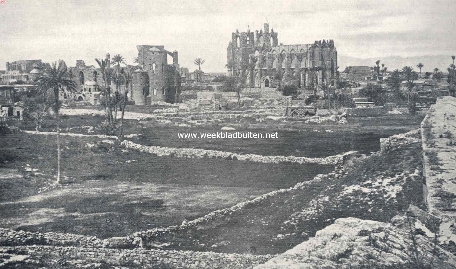 De runes van de St. George-kerk (links) en de moskee, eens de kathedraal van St. Nicolaas (rechts) te Famagusta