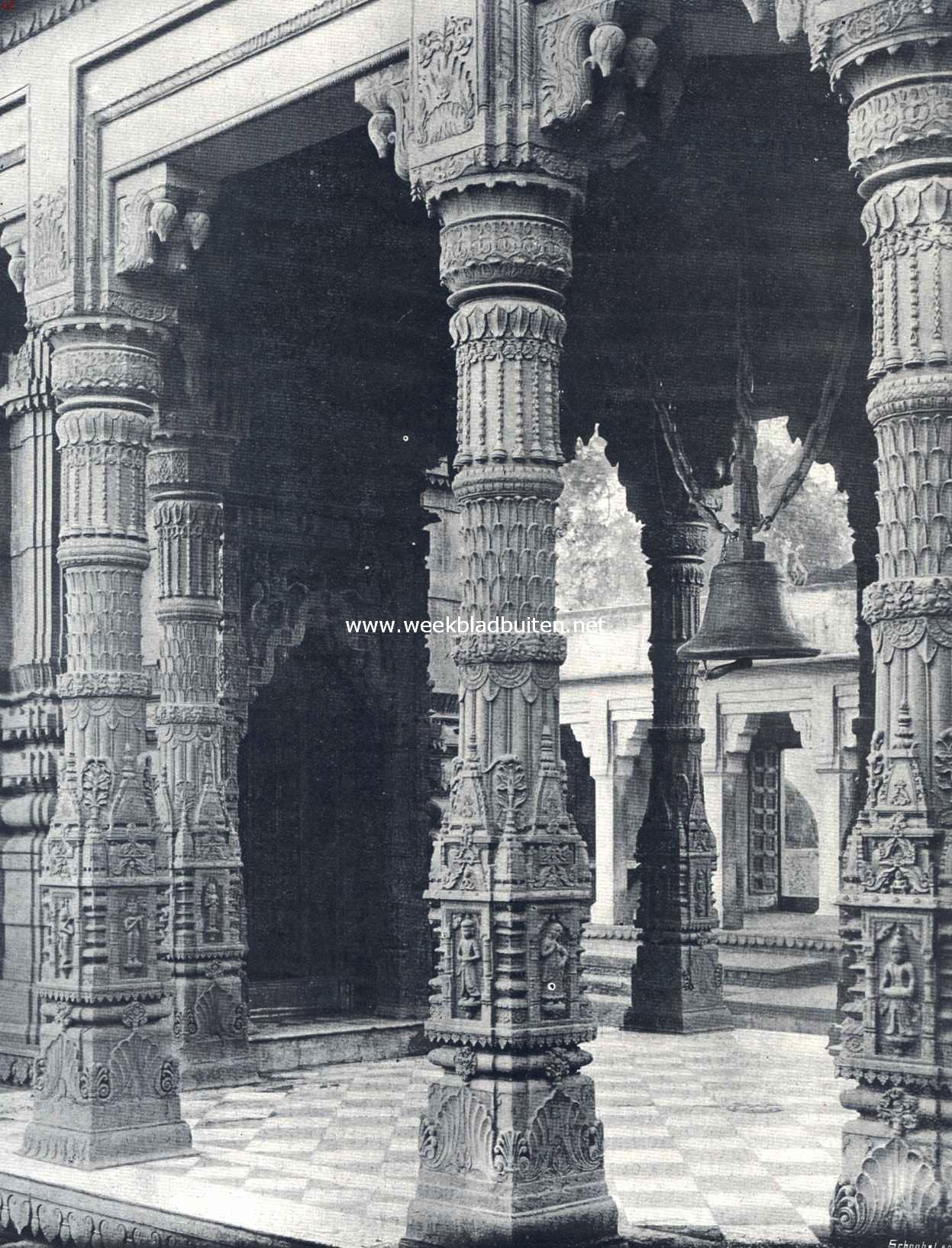 In den aan Doerga gewijden, zgn. Apen-tempel te Benares (aldus genaamd omdat er zeer vele apen in dezen tempel huizen)