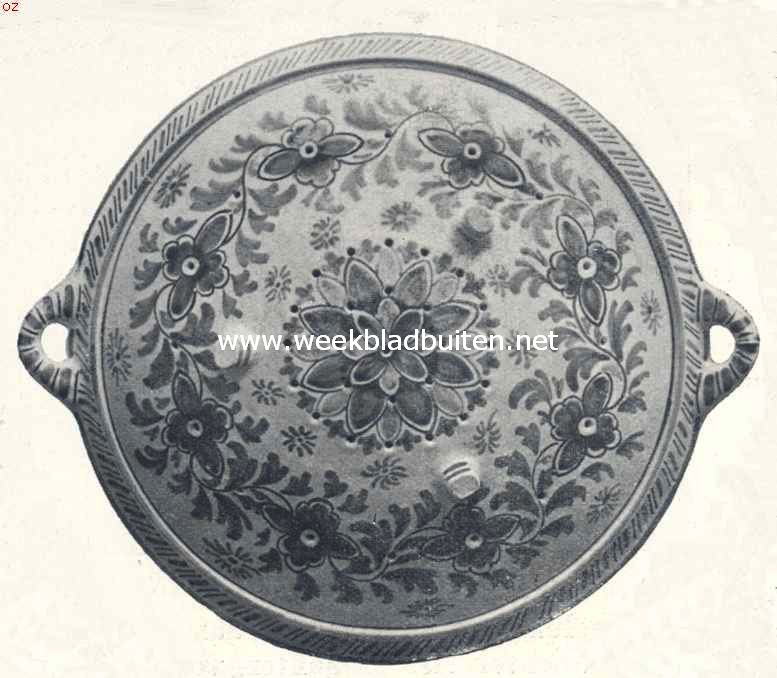 Achter- (onderkant) van vischschotel op drie pootjes, wit glazuur met blauw en bruin dcor. (Collectie Kunsthuis, Statum)