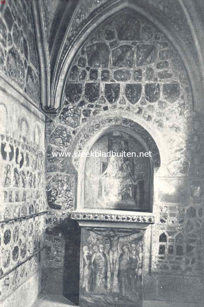 St Katharinakapel te Karluv Tijn (Karlstejn). De wanden zijn geheel bemetseld met karneolen, amethisten, agaten en andere halfedelstenen