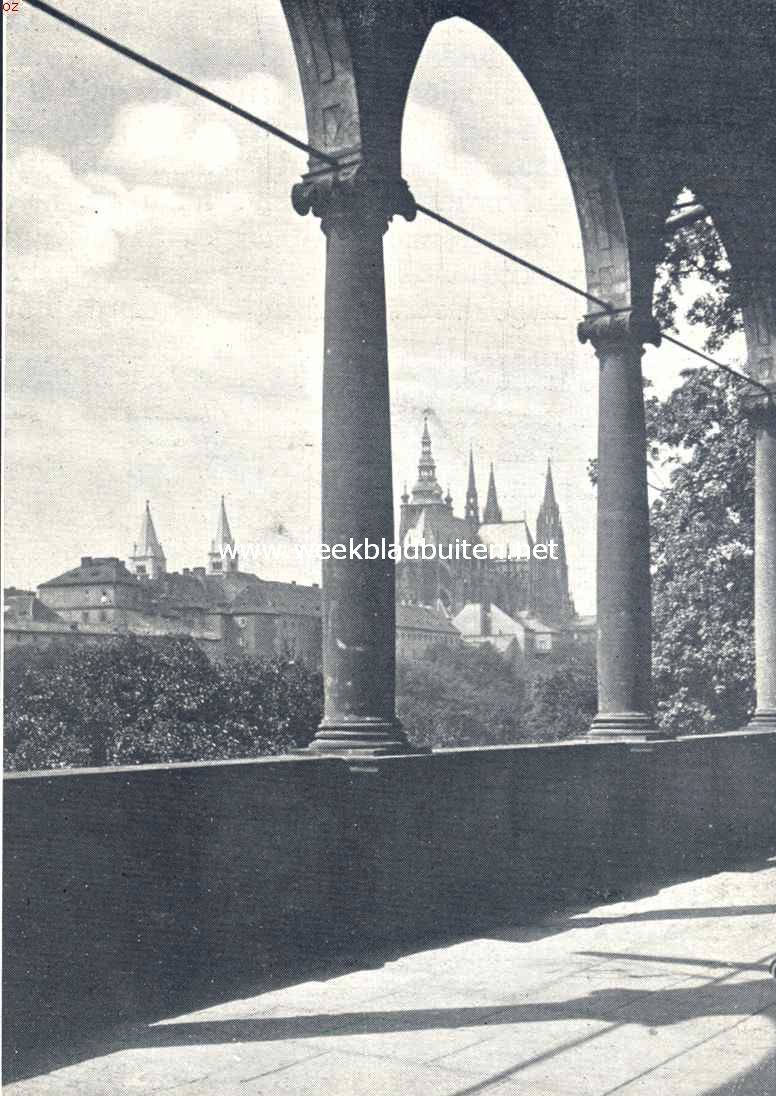 Praag. De beroemde St. Vitusdom, gezien van de Belvedere uit