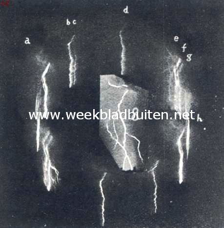 Foto van een bliksemstraal met de camera met roteerende lenzen van Boys uit 
