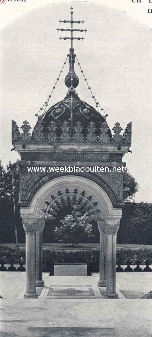 Voor den ingang der kathedraal te Curtea de Arges