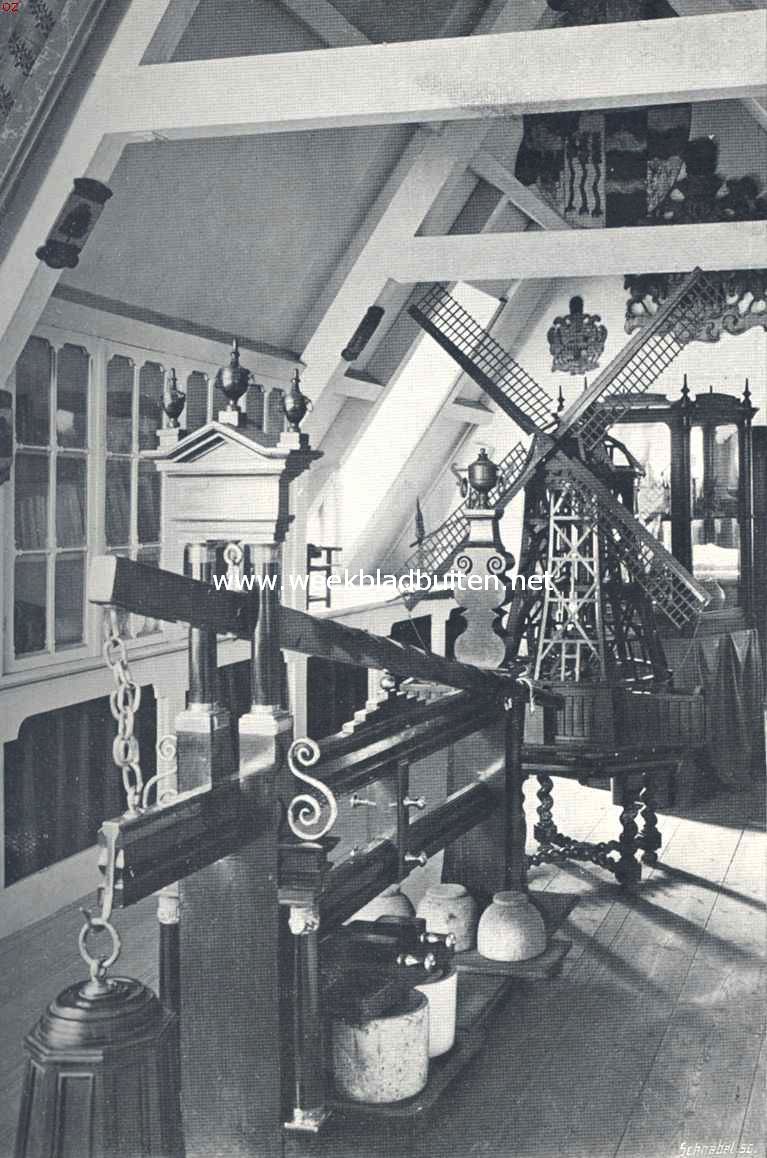 In het museum van Edam, op den voorgrond een fraaie kaaspers