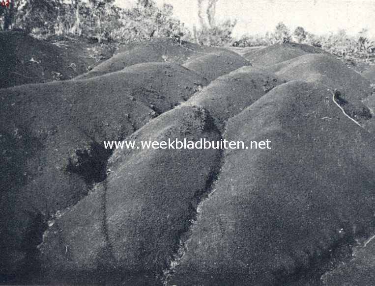 Op deze plaats, een halve hectare groot, liggen, scherp van elkaar gescheiden, stroken vulcanische aarde in verschillende kleuren van donkergeel tot donkerbruin, welk verschijnsel door ijzeroxyde veroorzaakt wordt