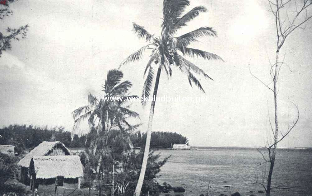 De Jacotetbaai op Mauritius, een voor het eiland typisch kustgezicht. Geheel rechts slaat de branding op het rif
