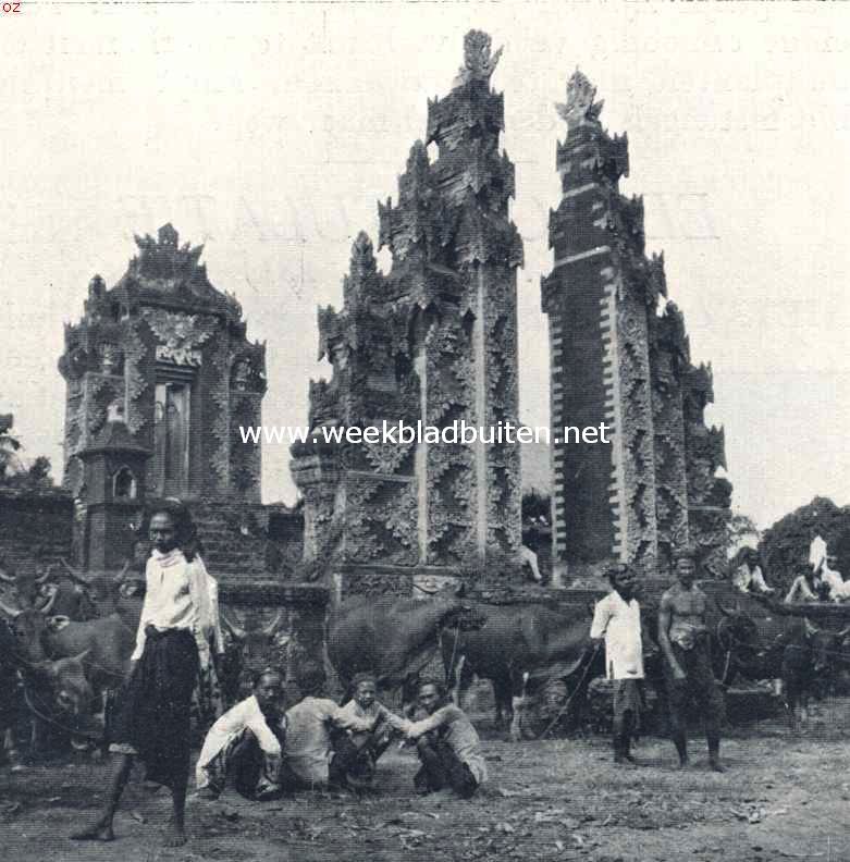 Veekeuring voor de tempelpoort te Singaradja (Bali)