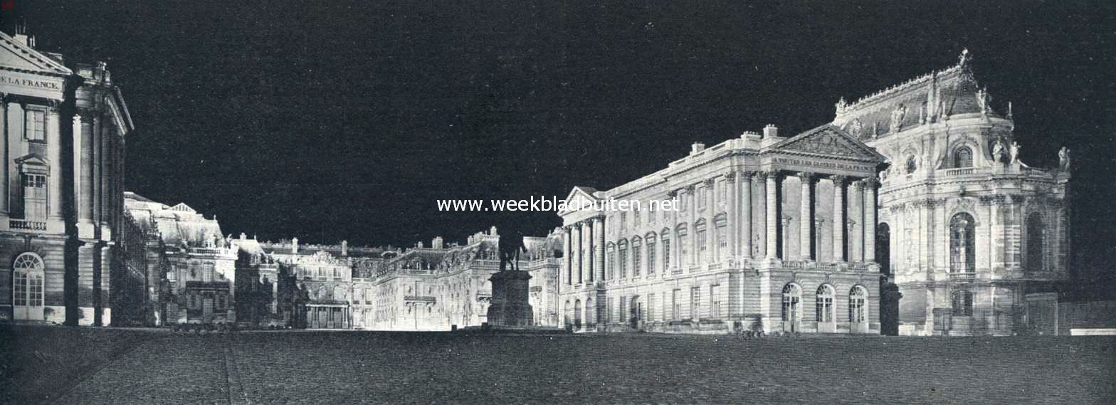 Het kasteel van Versailles met gevelverlichting