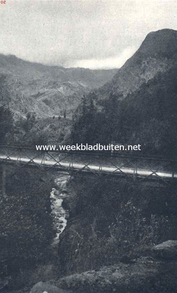 La Runion, op weg naar Hellbourg. De weg kruist enkele malen dit ravijn