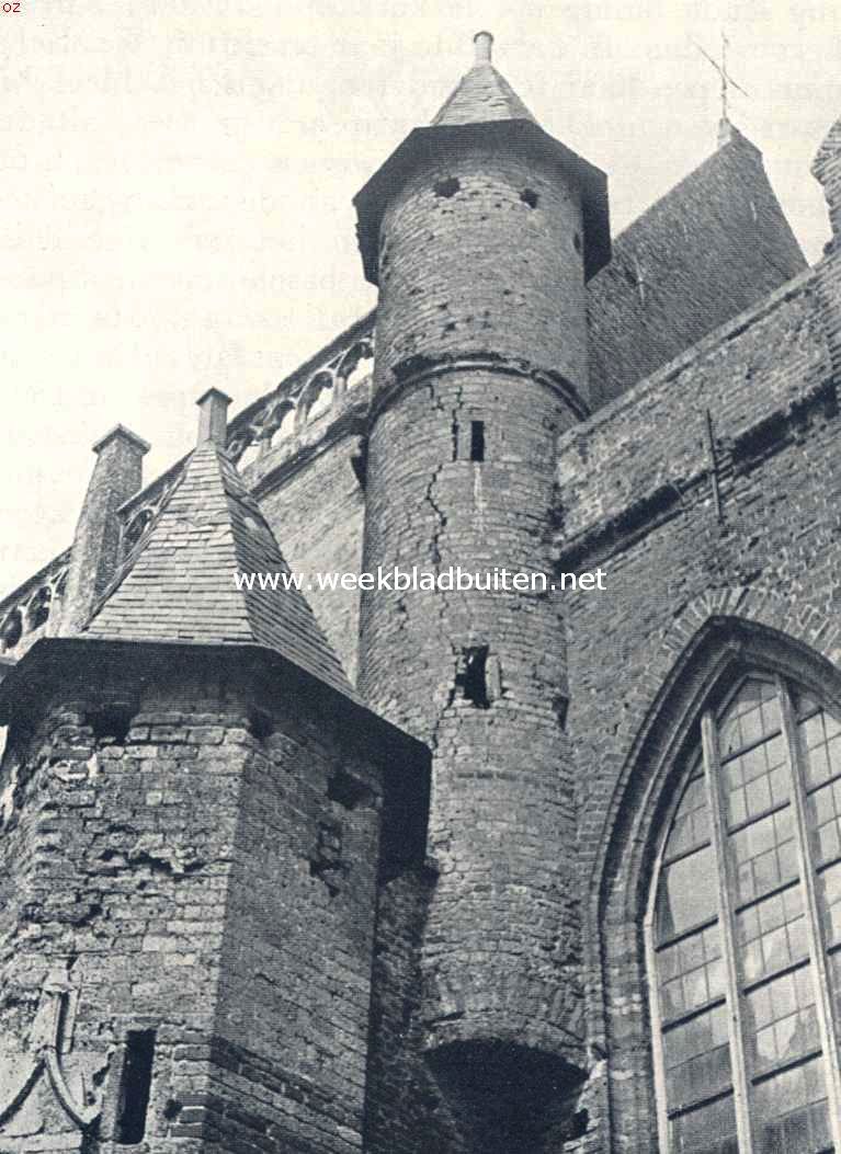 De kerk van Zaltbommel. De top van den gesloten toren en de uilentoren aan de Zuidzijde der kerk tusschen kerk en koor. Men lette op den vervallen toestand