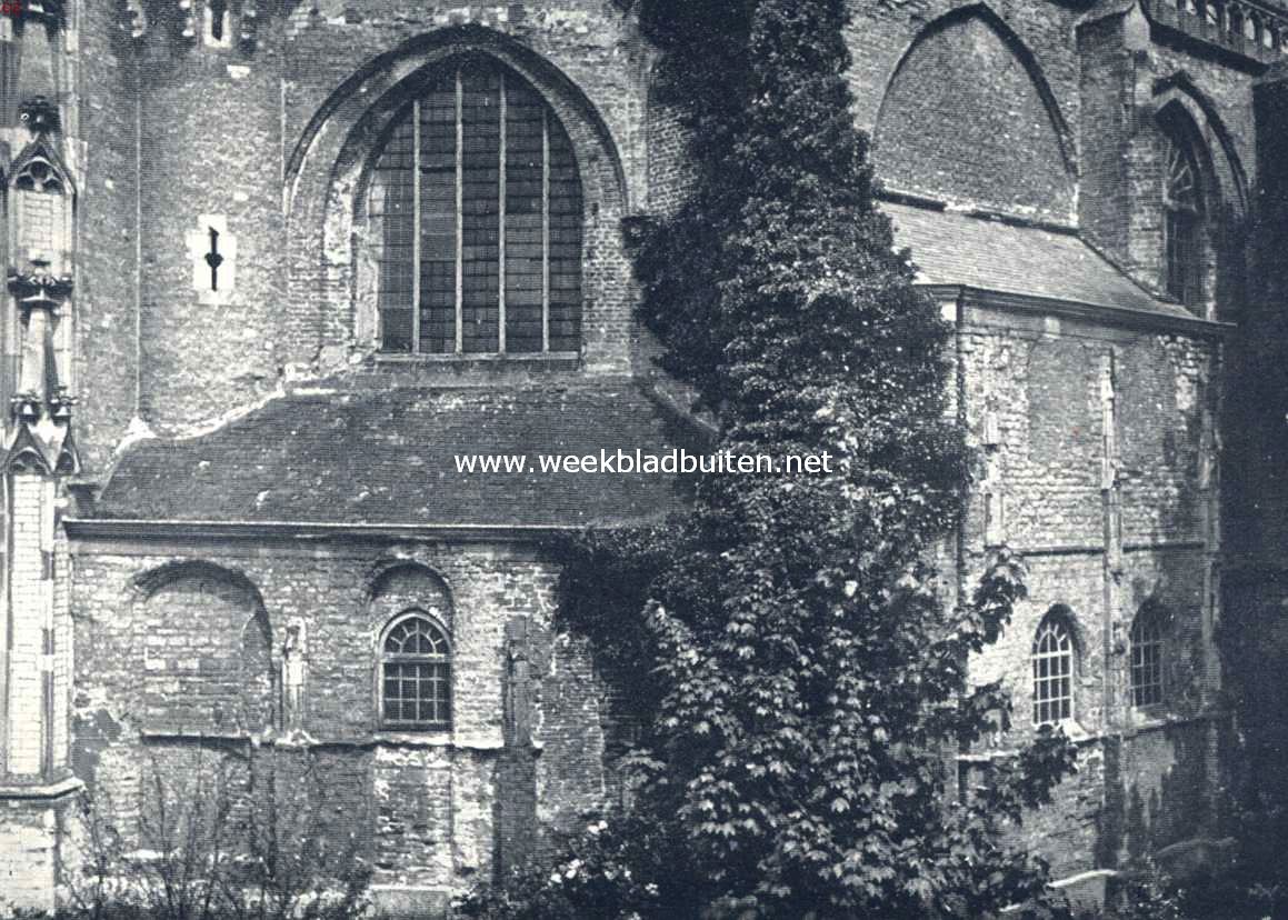 De kerk van Zaltbommel. De kapellen ten zuiden van den toren (links nog zichtbaar): links het knekelhuis, rechts het van Rossemskoortje