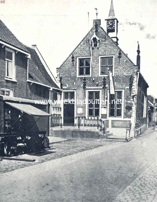 Raadhuis te Scherpenisse met de gildevlag. Clich Zeeuwsch Genootschap der Wetenschappen
