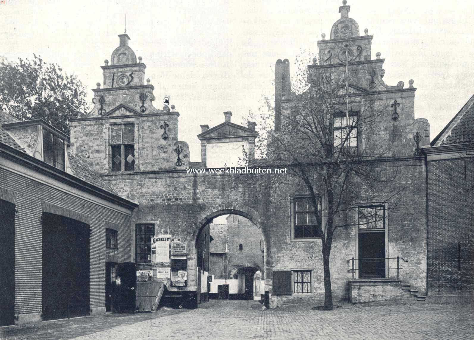 De stadszijde der Noord-Havenpoort (1599) te Zierikzee met woningen in de poortgang