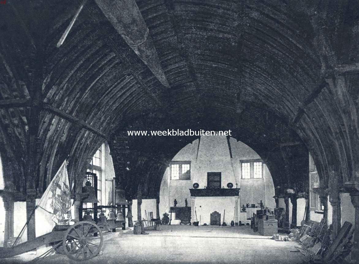 De Stadhuiszolder te Zierikzee met prachtige houten bekapping, waar thans het stedelijk museum is. Links de klokken van het voormalige carillon van den stadhuistoren, gegoten door Peter van den Ghein te Mechelen (1550-1554)
