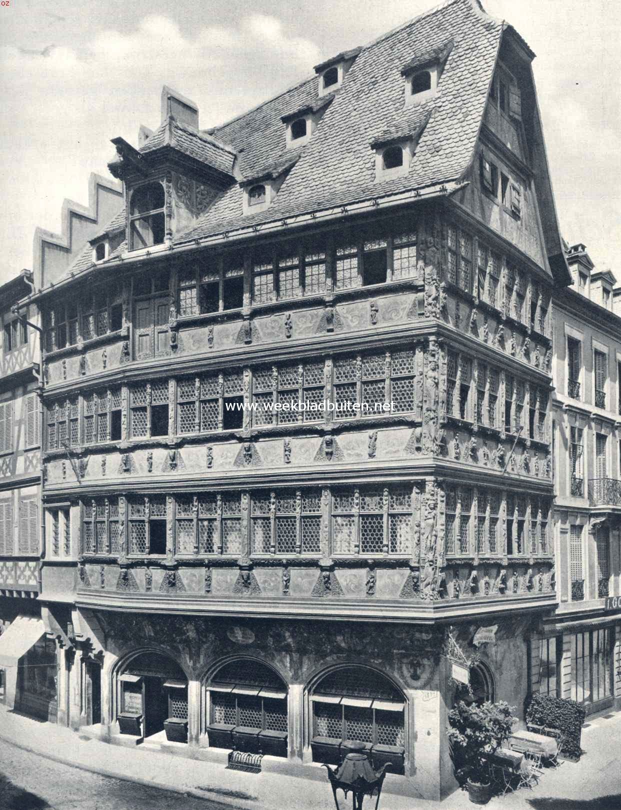 Het Kammerzell-Huis op den hoek van het Domplein te Straatsburg. Het onderste gedeelte dagteekent uit 1465, de gedeelten daarboven uit 1589