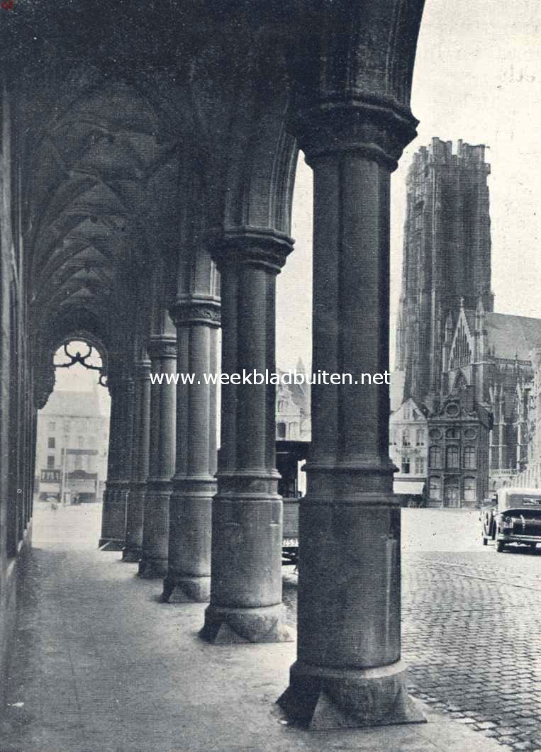 De St. Romboutskerk, te Mechelen, gezien van de colonade van het stadhuis