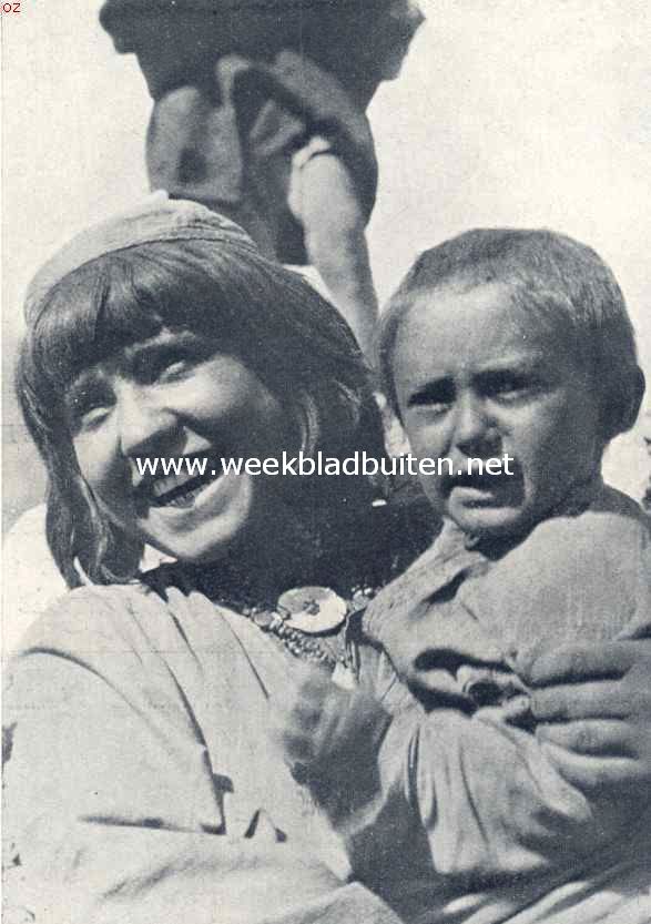 In Noeristan, vrouw met kind uit Chitral