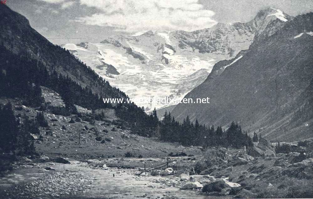 Het dal, waarin de Krimmler Ache haar oorsprong vindt, met het grensgebergte tusschen Itali en Tirol op den achtergrond