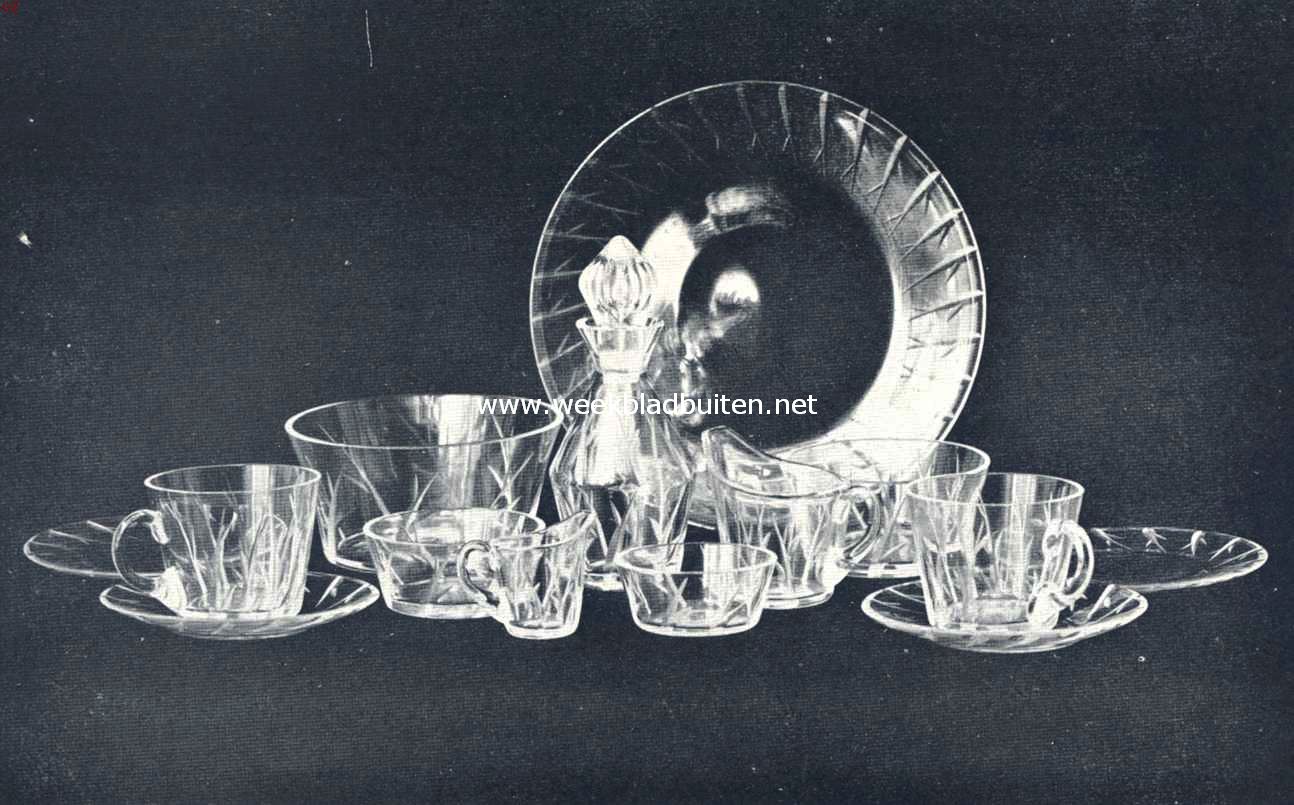 Glazen servies naar ontwerp van mevrouw Smrckov, uit de glasfabriek Rckel te Nov Hut' bij Niborem