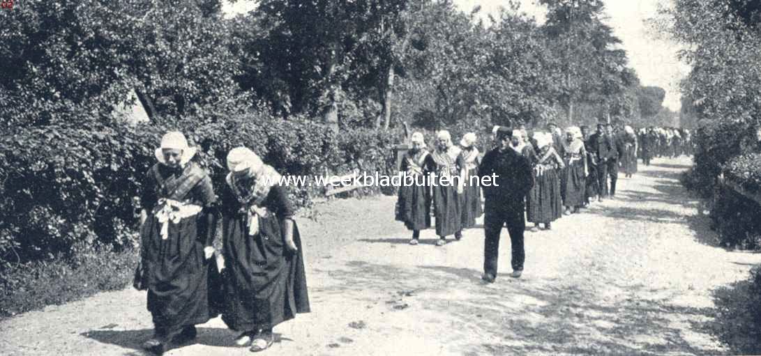 In het land van Staphorst en Rouveen. Het uitgaan der kerk te Staphorst